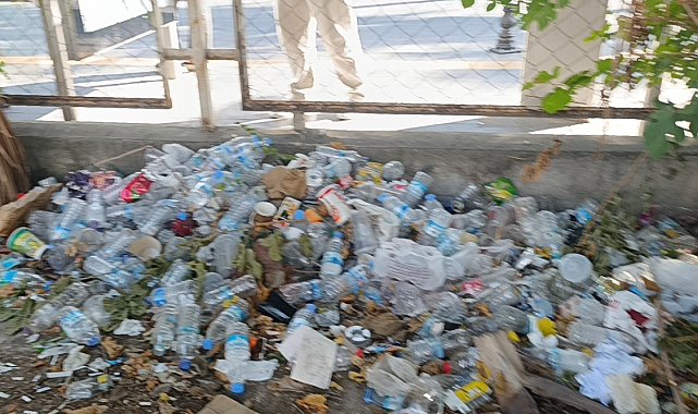 Boş araziyi çöp yuvasına döndürdüler
