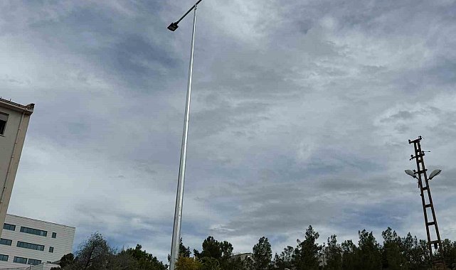 Boyabat'ta elektrik hatları yer altına alındı, yeni aydınlatma direkleri dikildi