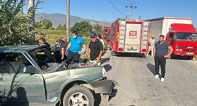 Bozdoğan'da otomobil, kamyonla çarpıştı: 1 yaralı