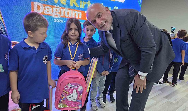 Bu ilçede okula başlayan tüm öğrencilere çanta ve kırtasiye seti hediye