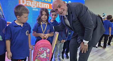 Bu ilçede okula başlayan tüm öğrencilere çanta ve kırtasiye seti hediye