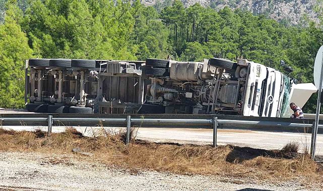 Bucak'ta tır viraj çıkışında devrildi: 1 yaralı