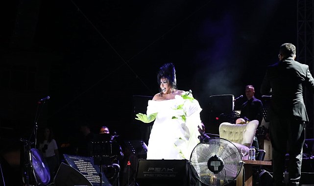 Bülent Ersoy'dan elmalı şov