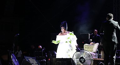 Bülent Ersoy'dan elmalı şov