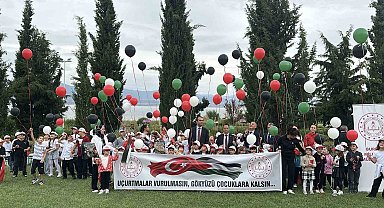 Burdur'da Gazzeli çocuklar için uçurtmalar ve balonlar gökyüzüne bırakıldı