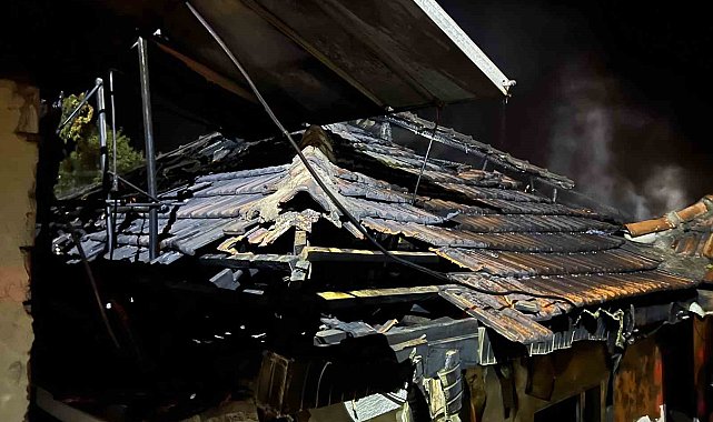 Burdur'da geceyi aydınlatan yangın: Müstakil ev alevlere teslim oldu
