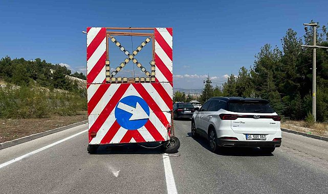Burdur'da ticari taksi trafik yönlendirme römorkuna çarptı: 1 yaralı