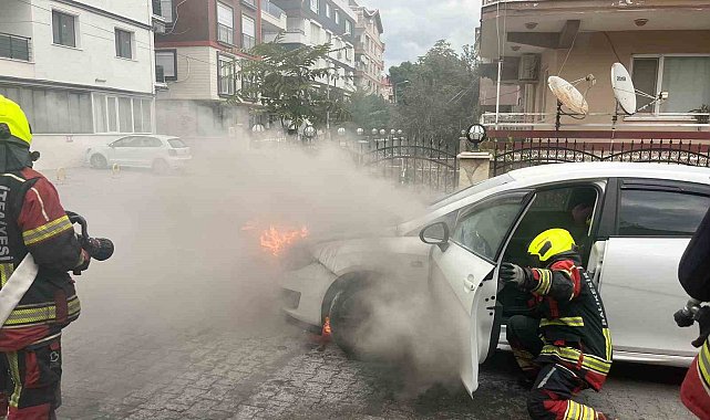 Burhaniye'de seyir halindeki araç alev alev yandı