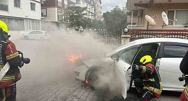 Burhaniye'de seyir halindeki araç alev alev yandı