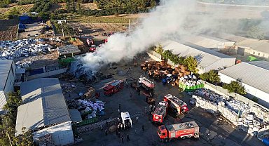 Bursa'da geri dönüşüm deposunda korkutan yangın