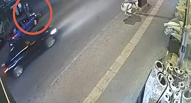 Bursa'da otomobil ile çarpışan motokurye yaralandı