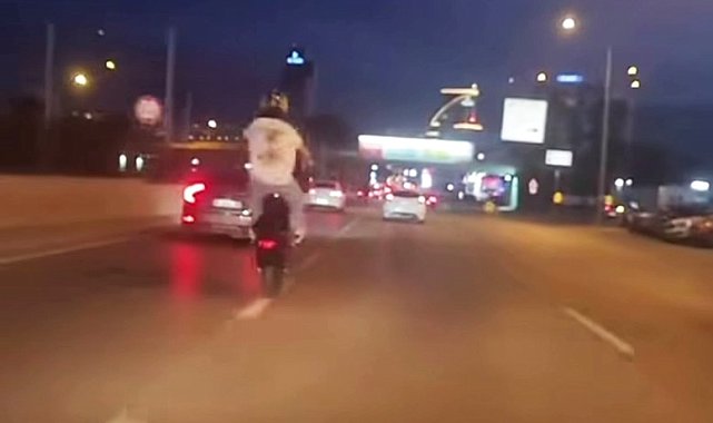Bursa'da plakasız motosiklet sürücüsünün tehlikeli hareketi kamerada