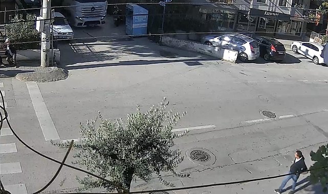 Bursa'da tır, dar sokakta dönüş yaparken giysi toplama kutusuna devirdi