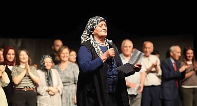 Büyüklerin tiyatro oyunu ayakta alkışlandı