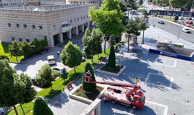 Büyükşehirden kent estetiğine titiz dokunuş: Süs bitkilerine form budaması