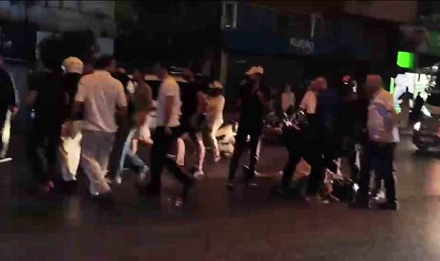 Cadde ortasında genç motosikletliyi döverek hastanelik ettiler