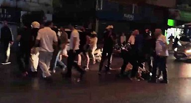 Cadde ortasında genç motosikletliyi döverek hastanelik ettiler