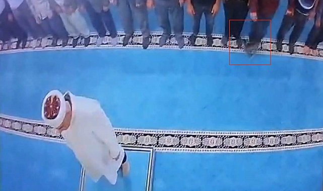 Camide kediyi tekmeleyen şahıs gözaltında, hayvan severler kediyi arıyor