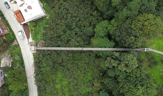 Camiye ulaşım için yapılan 65 metrelik asma köprü ilgi odağı oldu