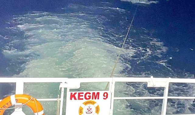 Çanakkale Boğazı'nda içinde 3 kişinin bulunduğu sürüklenen tekne kurtarıldı
