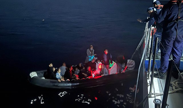 Çanakkale'de arızalanan lastik botla sürüklenen 14 kaçak göçmen kurtarıldı