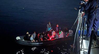 Çanakkale'de arızalanan lastik botla sürüklenen 14 kaçak göçmen kurtarıldı
