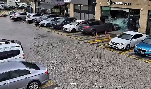 Çekmeköy'de kaza ucuz atlatıldı: Sürücüsünün kontrolünden çıkan cip kafeye daldı