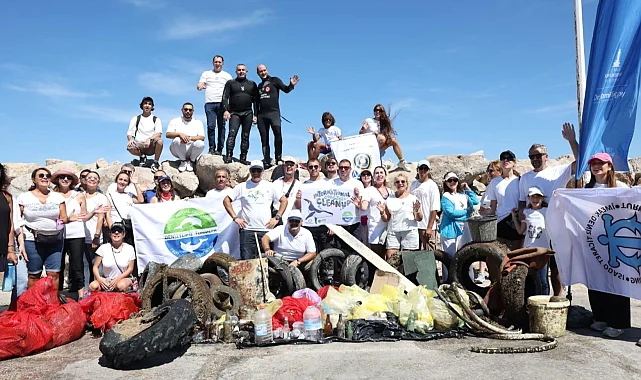 Çeşme kıyılarından 1,5 ton atık çıkarıldı
