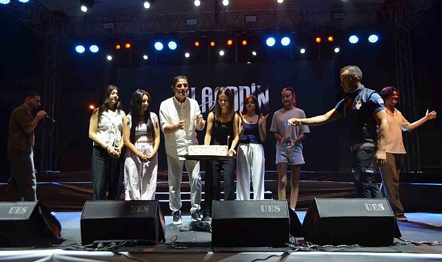 Çiçek takdimi için çıktığı sahnede sürprizle karşılaştı