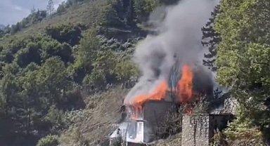 Çıkan yangında ev yanarak kül oldu