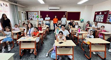 Çine'de öğrencilerin ilk gün heyecanına kalem seti desteği