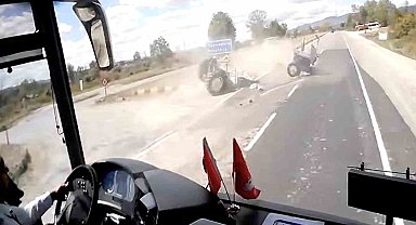 Ciple çarpışan traktör ikiye bölündü