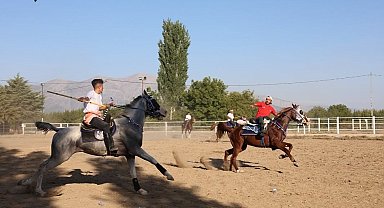 Çivril'de festival coşkusuna atlı cirit gösterisi renk kattı