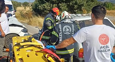 Çivril'de iki otomobil çarpıştı: 5 yaralı