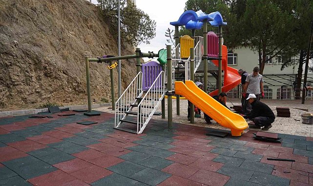 Çocuk park ve oyun alanları yenileniyor zeminleri kauçukla kaplanıyor