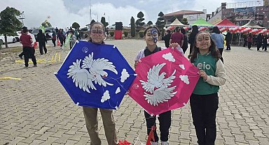 Çocuklar uçurtmalarını umuda doğru uçurdu