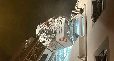 Çorum'da alevlerin sardığı apartman dairesinde mahsur kalan 7 kişi itfaiye merdiveniyle kurtarıldı