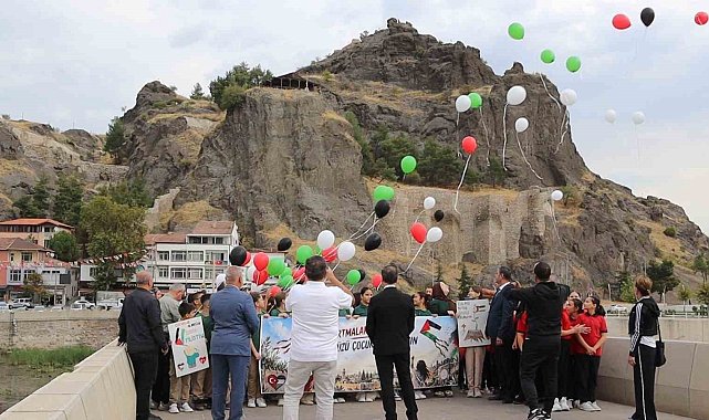 Çorum'da balonlar ve uçurtmalar Gazzeli çocuklar için gökyüzüne bırakıldı