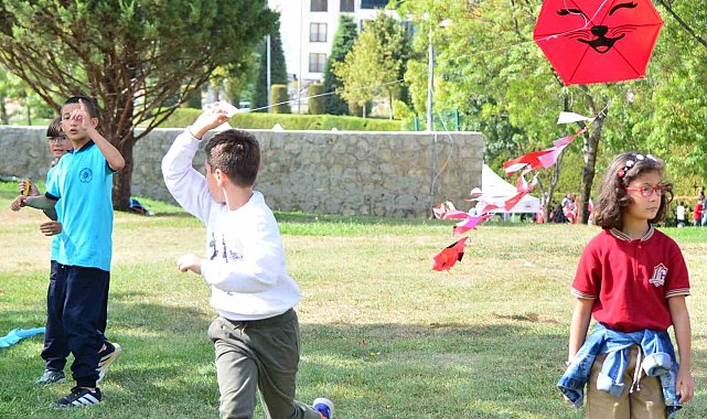 Çorum'da çocuklar, savaş bölgelerindeki akranları için gökyüzüne balon ve uçurtma bıraktı
