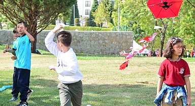 Çorum'da çocuklar, savaş bölgelerindeki akranları için gökyüzüne balon ve uçurtma bıraktı