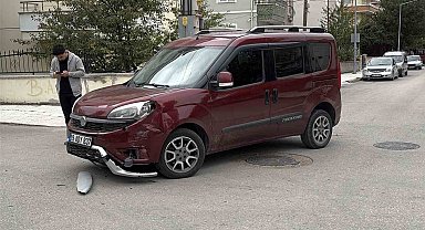 Çorum'da hafif ticari araç ile elektrikli motosiklet çarpıştı: 1'i çocuk 2 yaralı