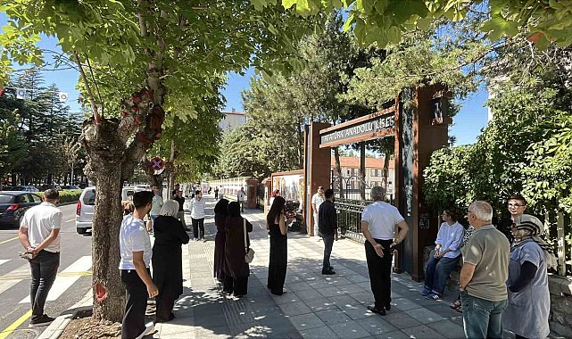 Çorum'da KPSS heyecanı: Adaylar içeride, aileler dışarıda ter döktü
