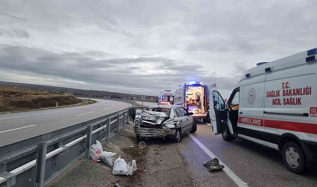 Çorum'da otomobil bariyerlere çarptı: 5 yaralı