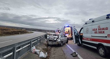 Çorum'da otomobil bariyerlere çarptı: 5 yaralı