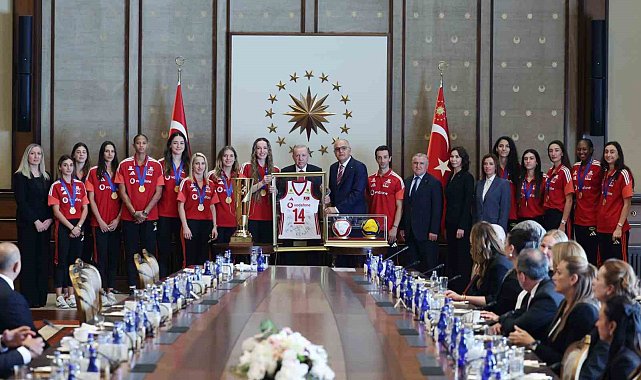 Cumhurbaşkanı Erdoğan, A Milli Kadın Voleybol Takımı ile A Milli Erkek Voleybol Takımı'nı kabul etti