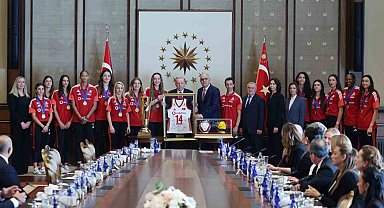 Cumhurbaşkanı Erdoğan, A Milli Kadın Voleybol Takımı ile A Milli Erkek Voleybol Takımı'nı kabul etti