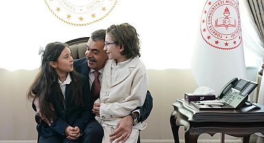 Cumhurbaşkanı Erdoğan ile şarkı söylemişlerdi... Bakan Tekin o çocukları ağırladı