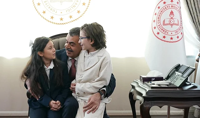 Cumhurbaşkanı Erdoğan ile şarkı söylemişlerdi... Bakan Tekin o çocukları ağırladı
