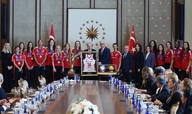 Cumhurbaşkanı Erdoğan, şampiyon voleybolcuları kabul etti