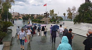Cumhuriyet Meydanı'nda şemsiyeler açıldı, turistler yağmura rağmen gezilerini sürdürdü